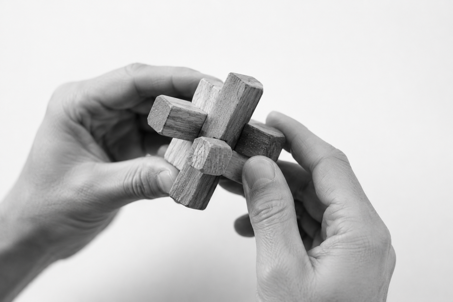 Rompicapo in legno manipolato durante un esercizio di problem solving